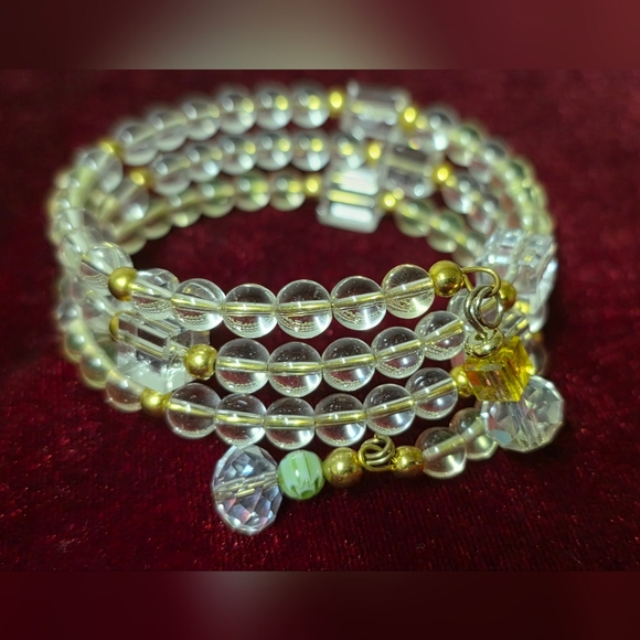 UV Reactive Glowing Yellow and Clear Glass Beaded Bracelet - Picture 3 of 9